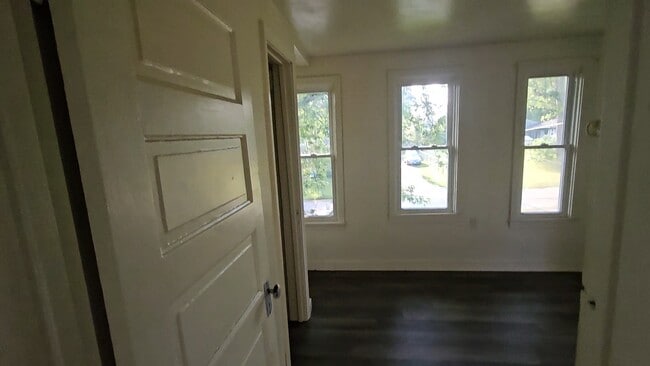 Building Photo - 1318 N Burbank Ave