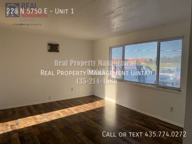 Foto del edificio - 228 5750 E