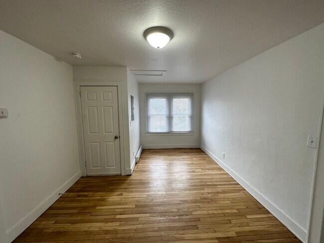 Building Photo - SE Side Spacious Two Bedroom Upper Unit