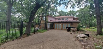 Building Photo - 1815 Greenwood Dr