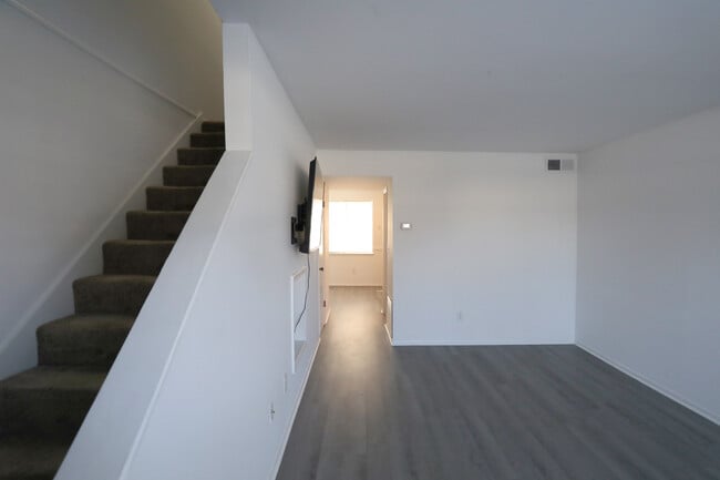 Building Photo - 519 Parkdale Dr