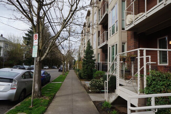 Building Photo - S. Corbett Beautiful two bedroom condo wit...