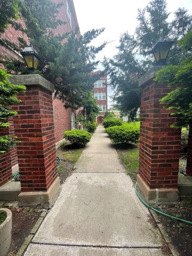 Building Photo - Spacious Renovated Top Floor 2bed/1bath In West Rogers Park