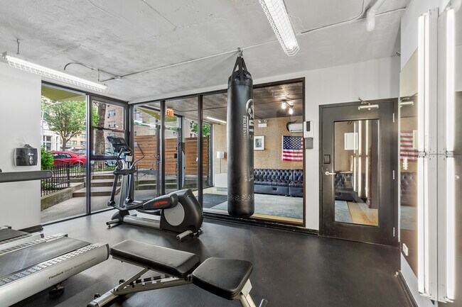 Foto del edificio - 6134 N Kenmore Ave