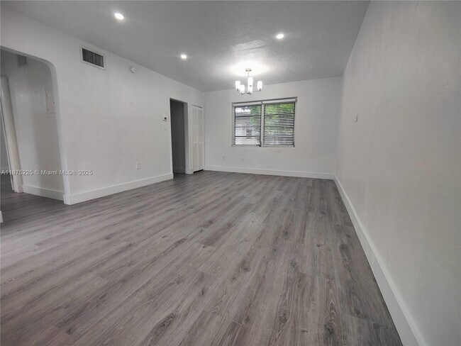 Foto del edificio - 2165 Bay Dr