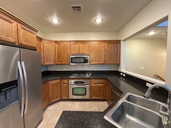 Foto del edificio - 2-Bedroom 2.5-Bathroom Downtown Summerlin Townhouse!
