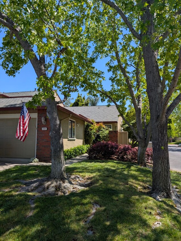 Primary Photo - Rare 2/2 Bancroft Village Townhouse Availa...