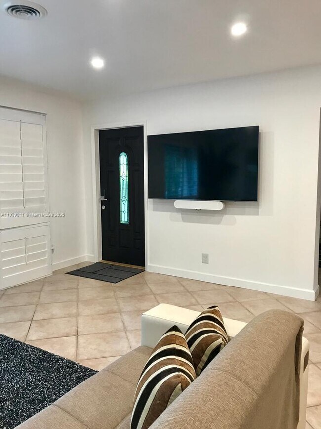 Building Photo - 3 bedroom in Hollywood FL 33020