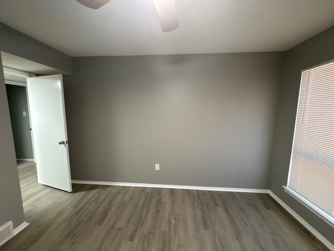 Building Photo - Newly Refreshed 3 bedroom 2 bath duplex