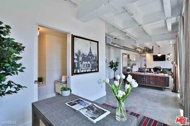 Foto del edificio - 1 br, 2 bath Condo - 6253 Hollywood Blvd A...