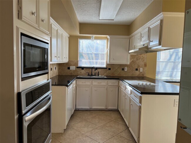 Foto del edificio - 28801 Holly Hill Dr