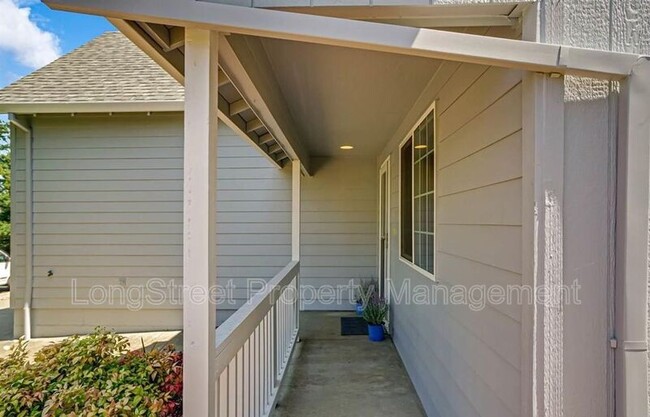 Building Photo - 332 NE Carmen Pl