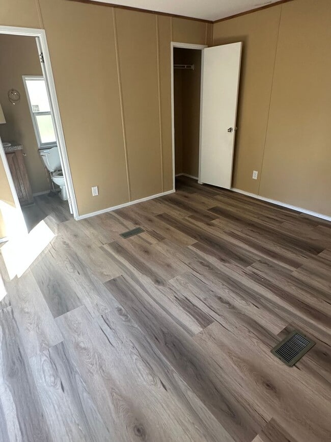 Building Photo - Country Living Charmer