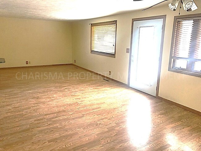 Building Photo - 4 BD, 2 BA HOUSE, HARDWOOD FLOORING THROUG...