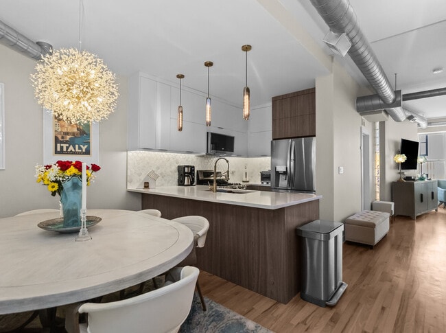 Building Photo - 1645 W School St