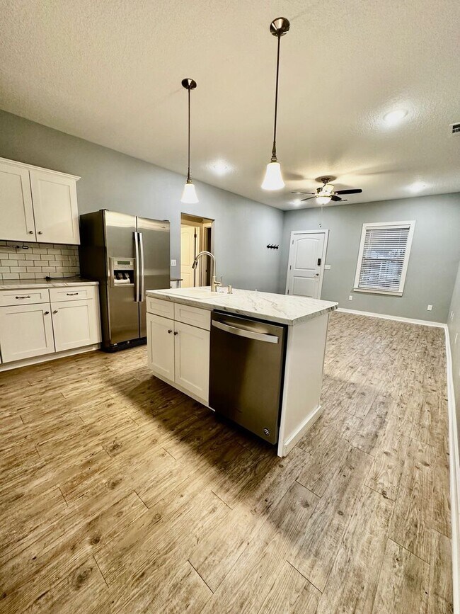 Building Photo - Beautiful, open floor plan , 3 bedroom, 2 ...