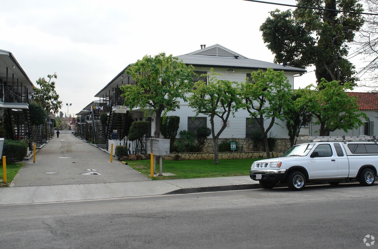 402 E Palmer Ave - 402-406 E Palmer Ave