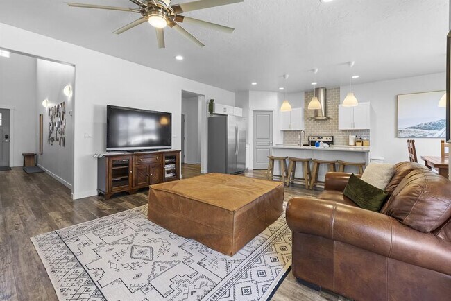 Building Photo - 2052 W Bella Ln