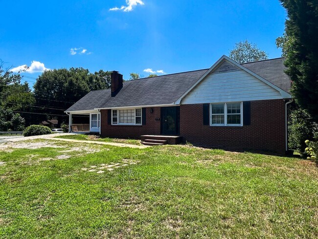 Building Photo - Adorable 4 bedroom, 3 bathroom home with S...