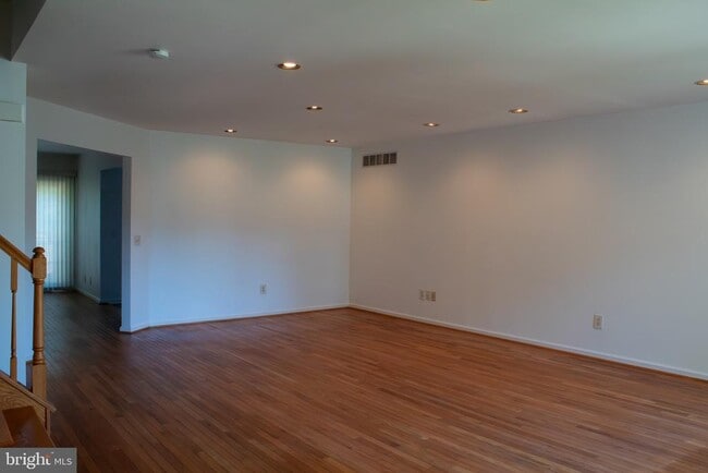 Building Photo - 432 Country Club Dr