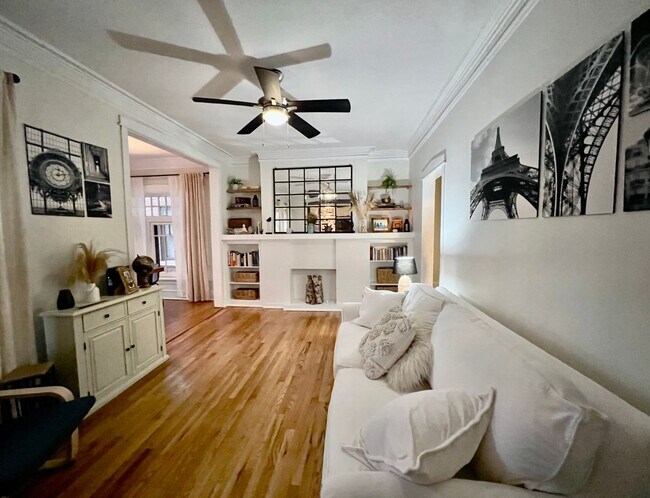 Building Photo - Charming 2 Bed, 1 Bath Oak Park Unit In Pr...