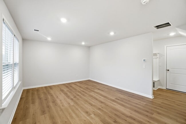 Foto del edificio - Brand-new three-story townhome in the University area at Senata at Research Park!