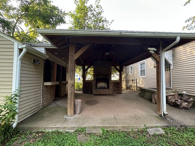 Building Photo - 525 Nutwood St