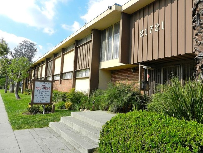 Building Photo - Roscoe Lanai in CANOGA PARK