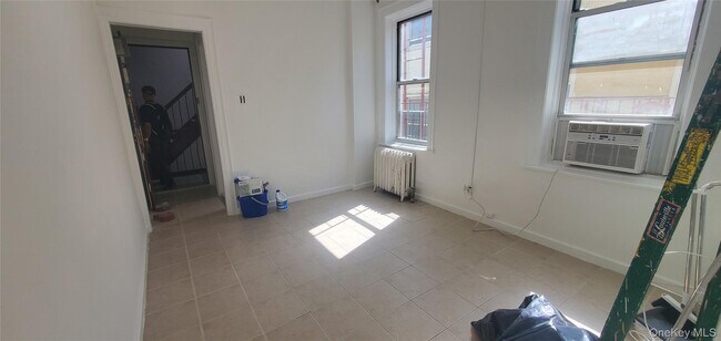 Foto del edificio - 32-55-55 Steinway St