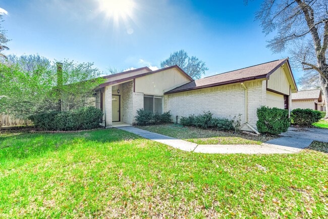 Foto del edificio - 3423 Nutwood Ln