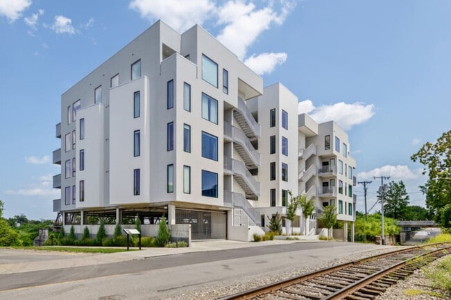 Building Photo - NEW Listing!! River View, Free Parking, El...