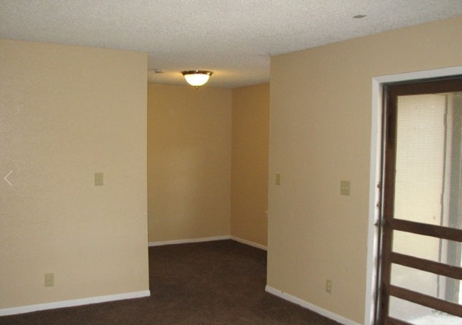 Living Area - Windwood Apartments