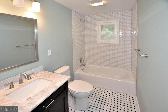 Building Photo - 229 N Kent St