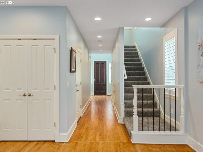 Building Photo - Updated 3 bed/2.5 Bath + Office Single Fam...