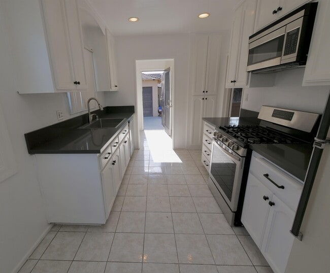 Building Photo - 15425 Parron Ave