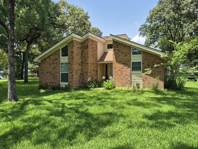 Building Photo - 320 Lakeview Dr