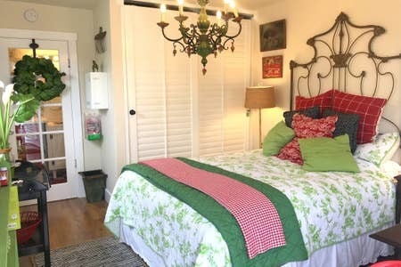 Building Photo - 2528 De La Vina St