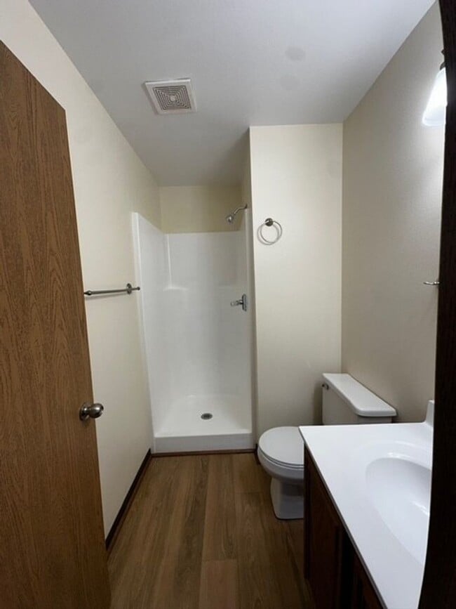 Building Photo - 3 bed/2 bath West Side Townhome