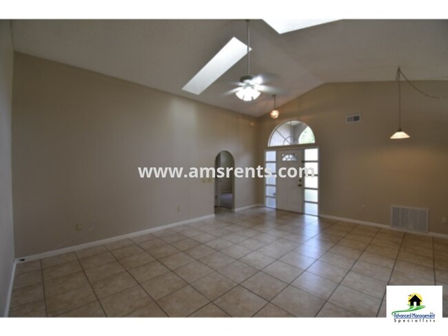 Building Photo - 3/2 With 2 Car Garage For Rent In Oviedo