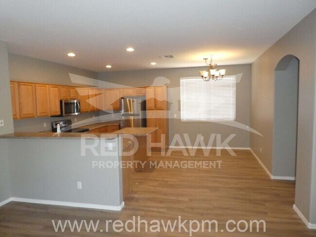 Foto del edificio - Immaculate Three Bedroom Plus Den, Two Bat...