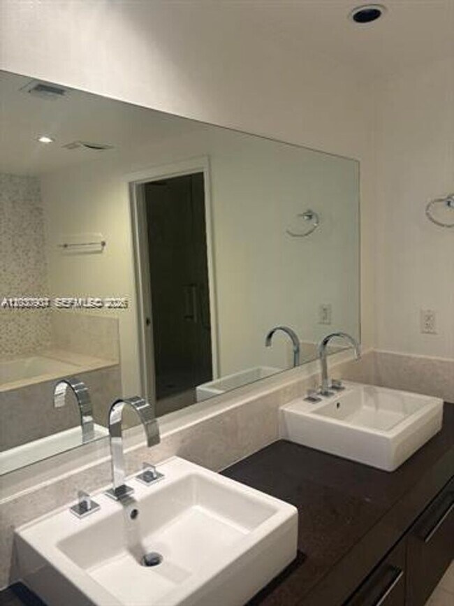 Foto del edificio - 17121 Collins Ave