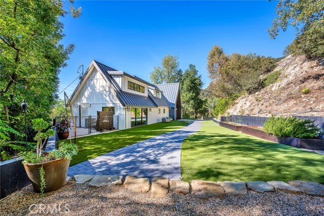 Foto del edificio - 24301 Sylvan Glen Rd