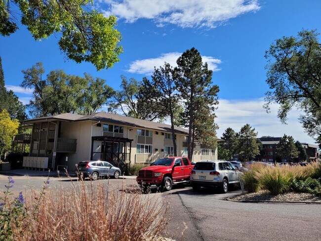 Building Photo - 805 S Circle Dr