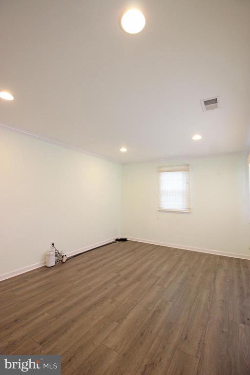 Building Photo - 614 Larchmont Ave