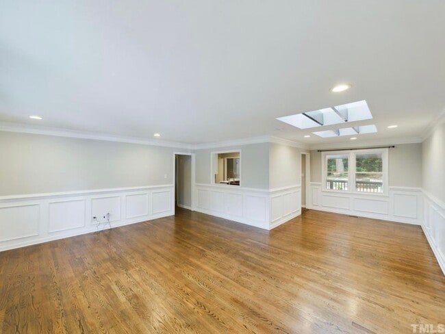 Building Photo - Beautifully Renovated 4 Bedroom 3 Full Bat...