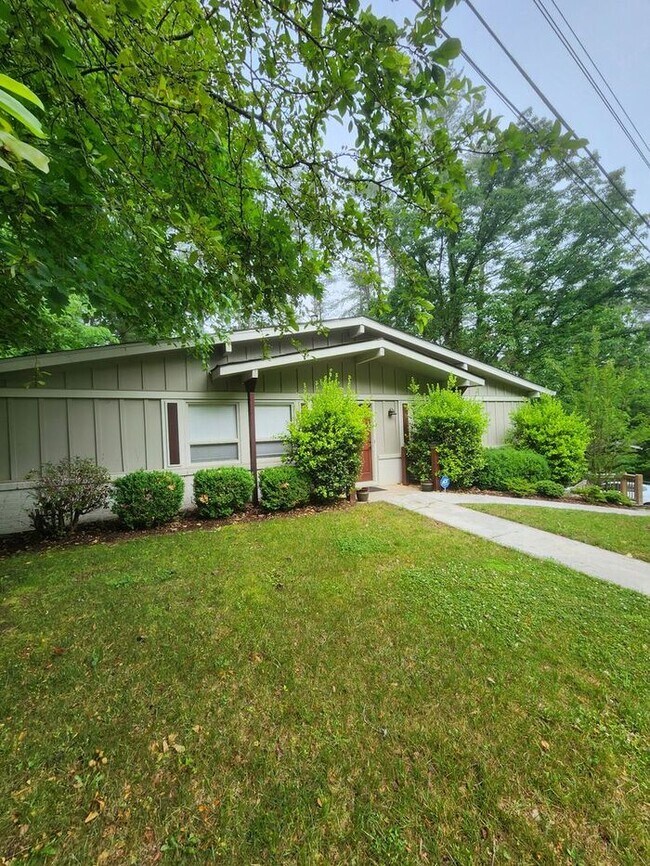 Building Photo - North Asheville Rental!