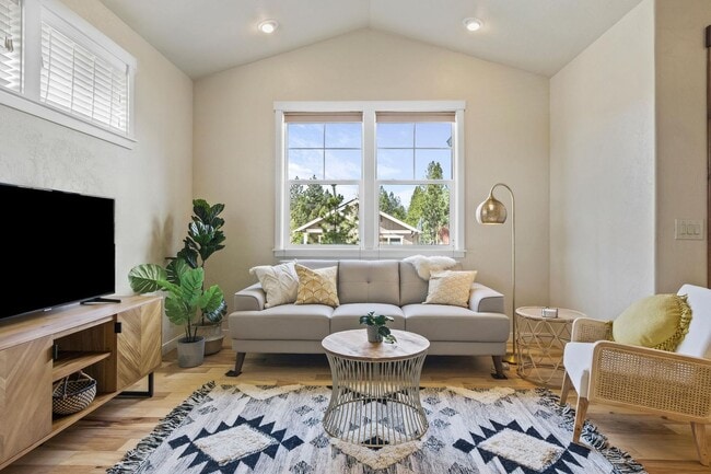 Building Photo - Fully Furnished SE Bend Retreat