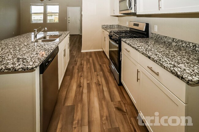 Building Photo - 5200 Saddle Clb Dr