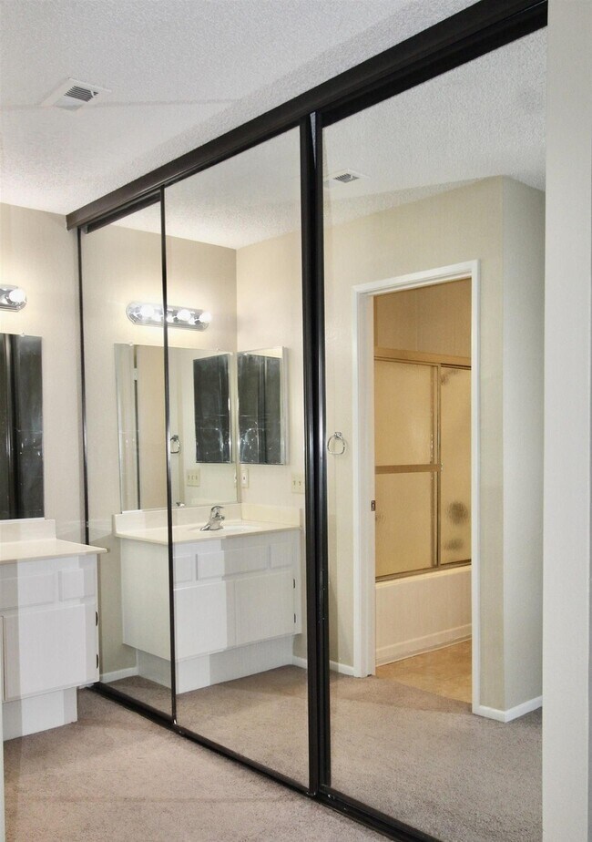 Foto del edificio - 10321 Azuaga St