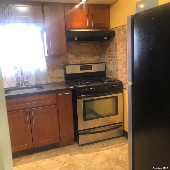 Building Photo - 140-31 Brookville Blvd